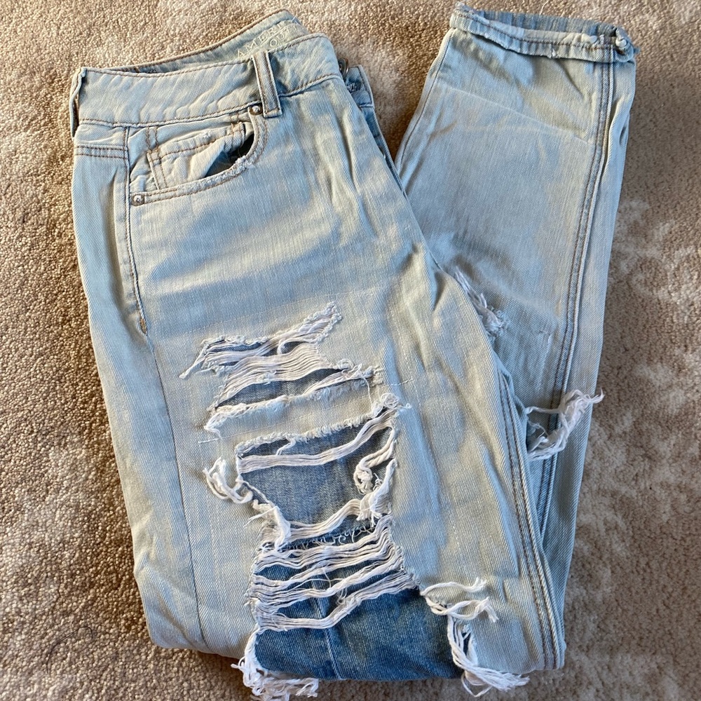 AE Tomgirl Distressed Jeans